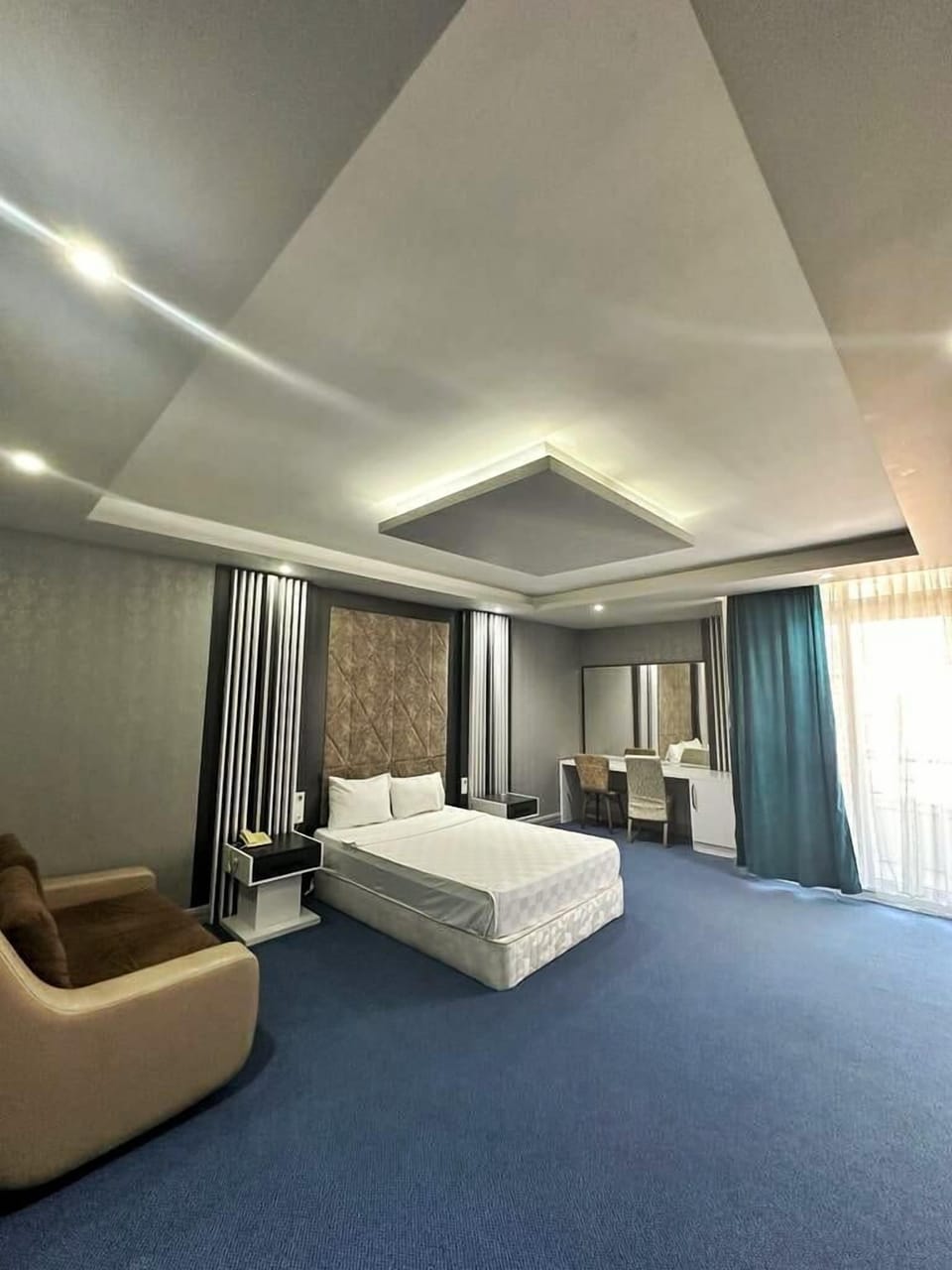 In-room safe, desk, free WiFi