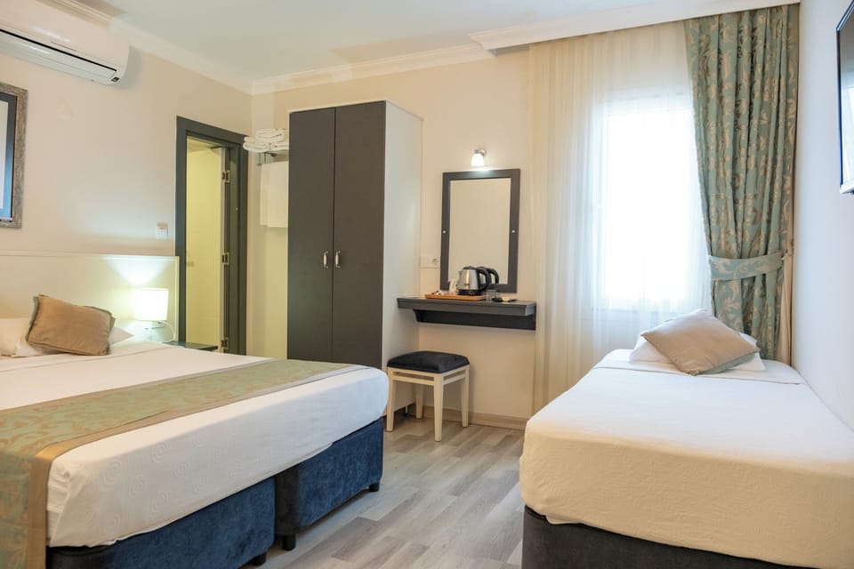 Economy Double or Twin Room | In-room safe, desk, soundproofing, iron/ironing board