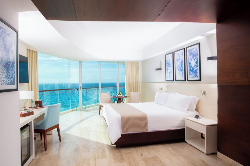 Altitude Corner Suite Ocean Front | Down comforters, minibar, in-room safe, desk