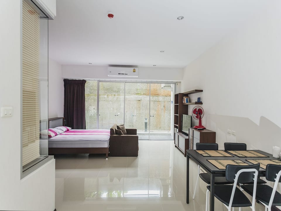 Studio, 1 Bedroom | In-room safe, blackout drapes, iron/ironing board, free WiFi