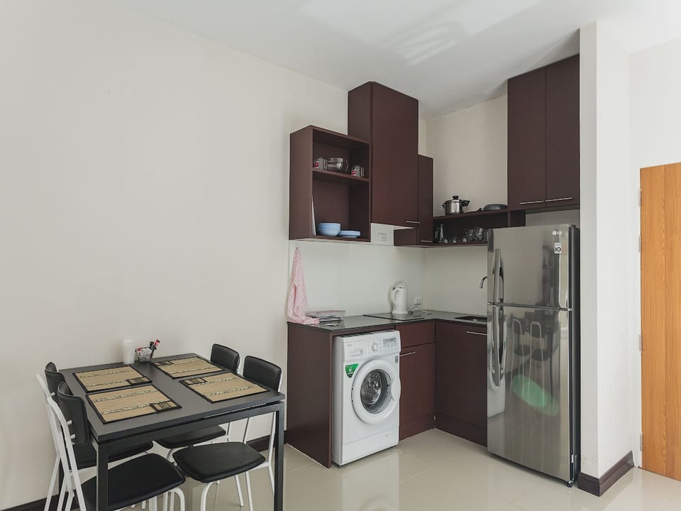 Studio, 1 Bedroom | Private kitchenette | Full-size fridge, microwave, stovetop, electric kettle