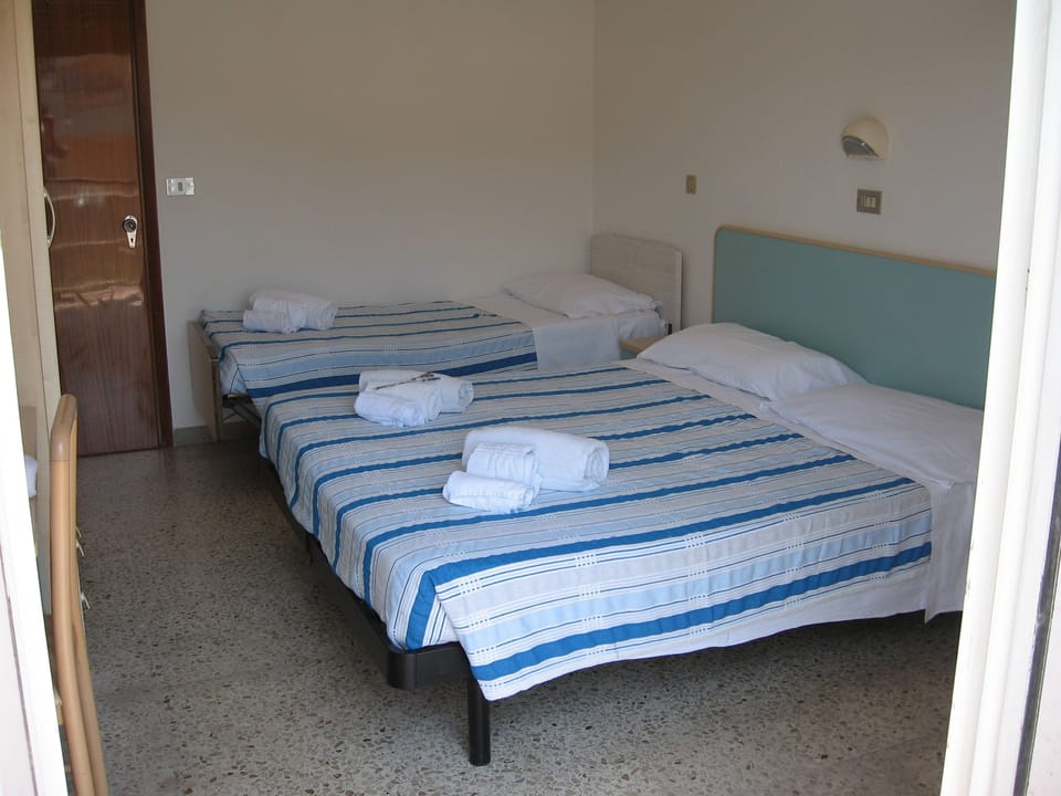Triple Room | In-room safe, free WiFi