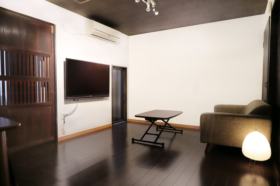Deluxe Suite | Living area | Flat-screen TV