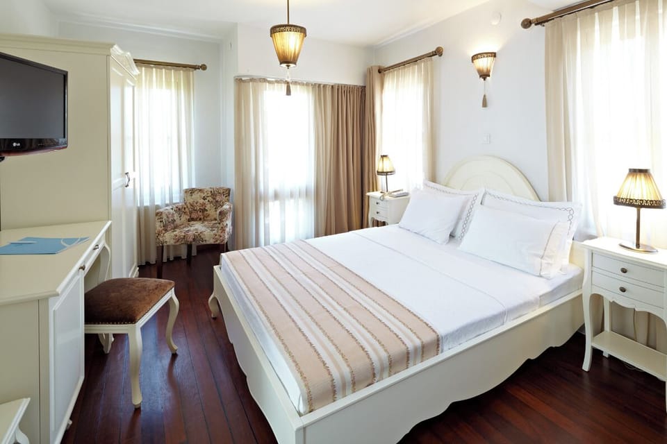 Family Triple Room | In-room safe, desk, WiFi (free), bed sheets