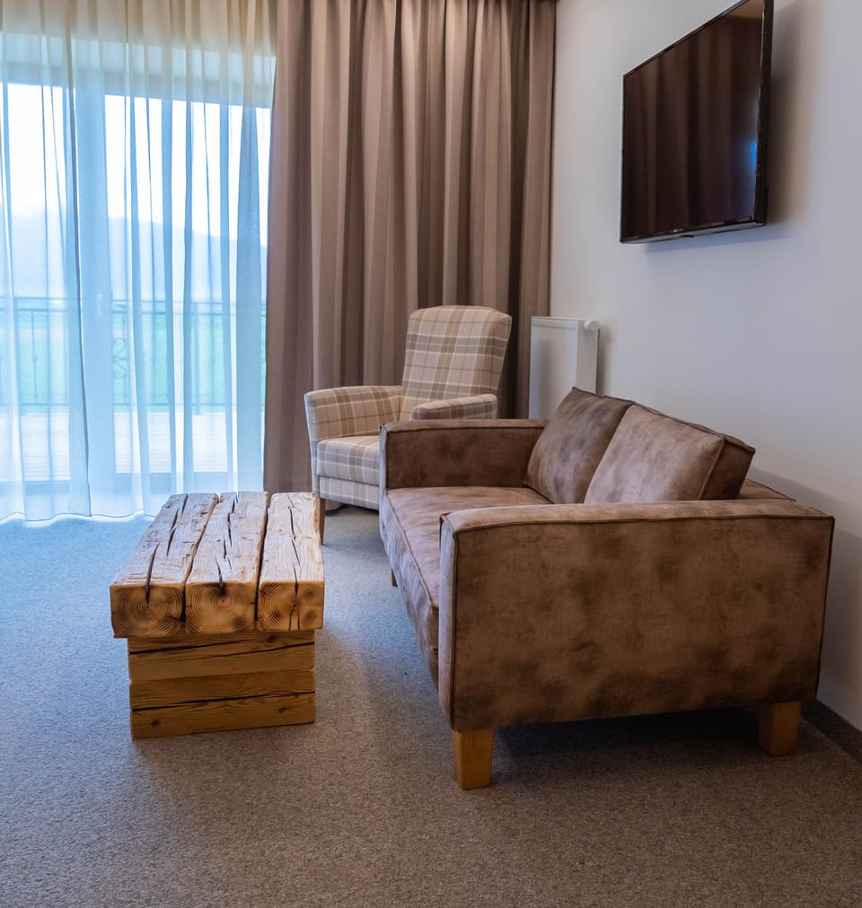 Deluxe Chalet, 1 Bedroom, Patio, Mountain View | Desk, soundproofing, WiFi (free), bed sheets