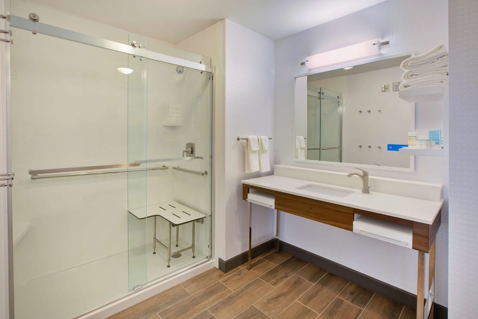 Room, 1 King Bed, Accessible, Bathtub (Hearing) | Bathroom | Shower, free toiletries, hair dryer, bathrobes