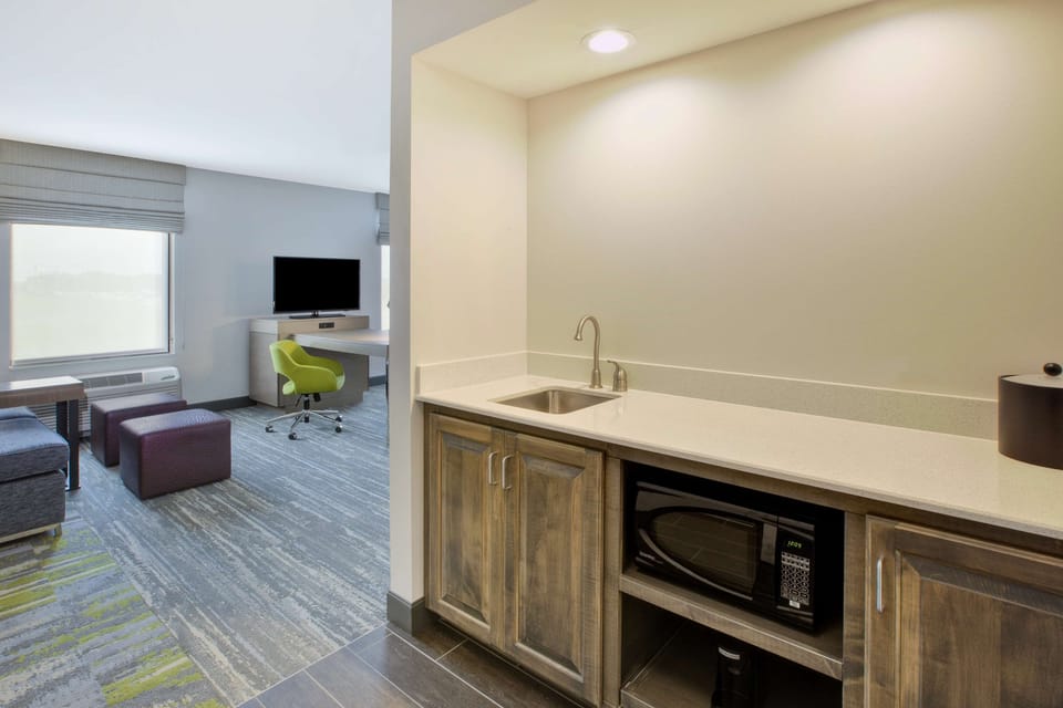 Standard Room, 1 King Bed, Non Smoking, Refrigerator & Microwave | Premium bedding, in-room safe, desk, blackout drapes
