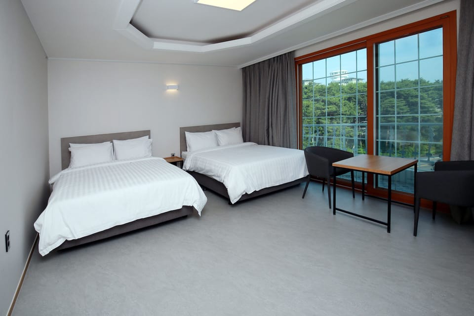 Deluxe Family Twin Room, Facing the Lake | Free WiFi, bed sheets