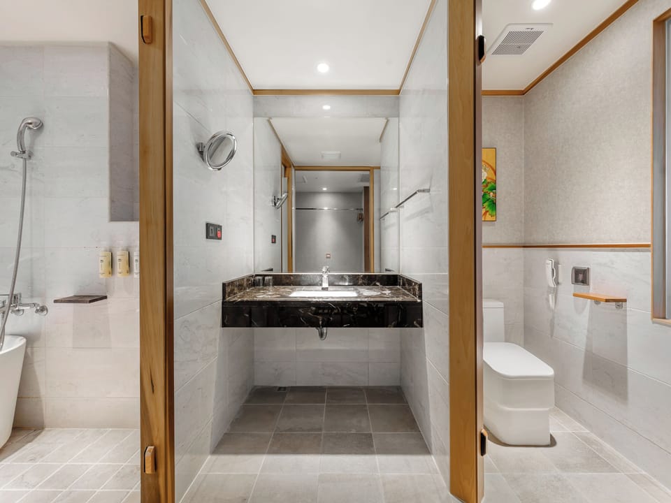 Superior Double Room | Bathroom | Hair dryer, towels, shampoo, toilet paper