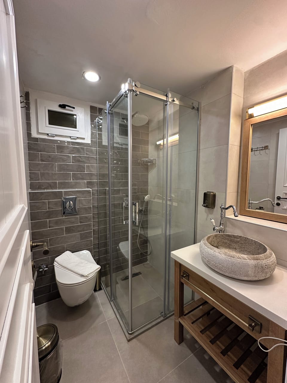 Ekonomi Oda Bodrum Kat | Bathroom | Shower, rainfall showerhead, free toiletries, hair dryer