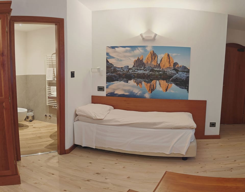 Classic Triple Room | In-room safe, desk, soundproofing, cribs/infant beds