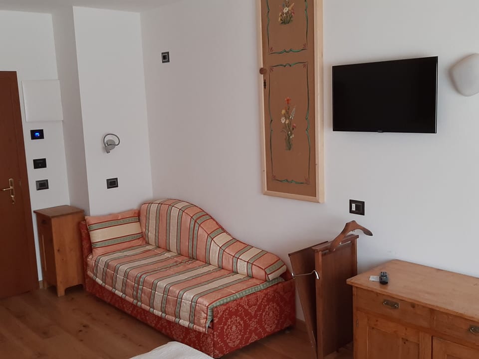 In-room safe, desk, soundproofing, cribs/infant beds