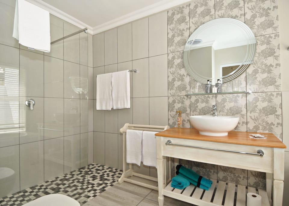 Family Suite, 1 Bedroom, Non Smoking, Pool View | Bathroom | Free toiletries, hair dryer, towels, soap
