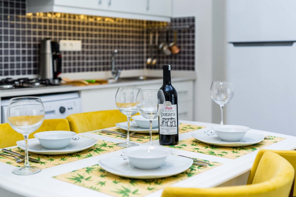 Deluxe Apartment, 1 King Bed with Sofa bed | In-room dining