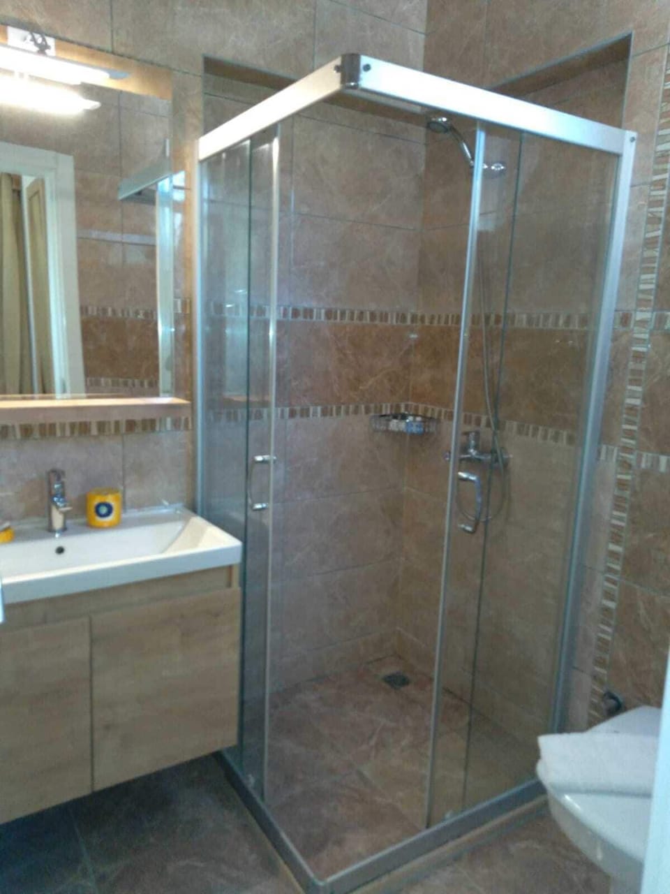Honeymoon Suite | Bathroom shower