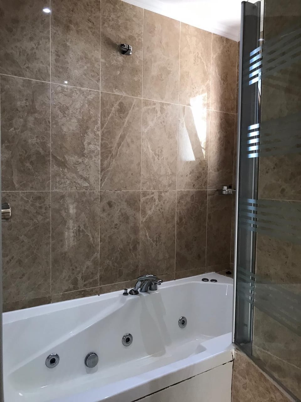 Honeymoon Suite | Bathroom | Free toiletries, hair dryer, towels