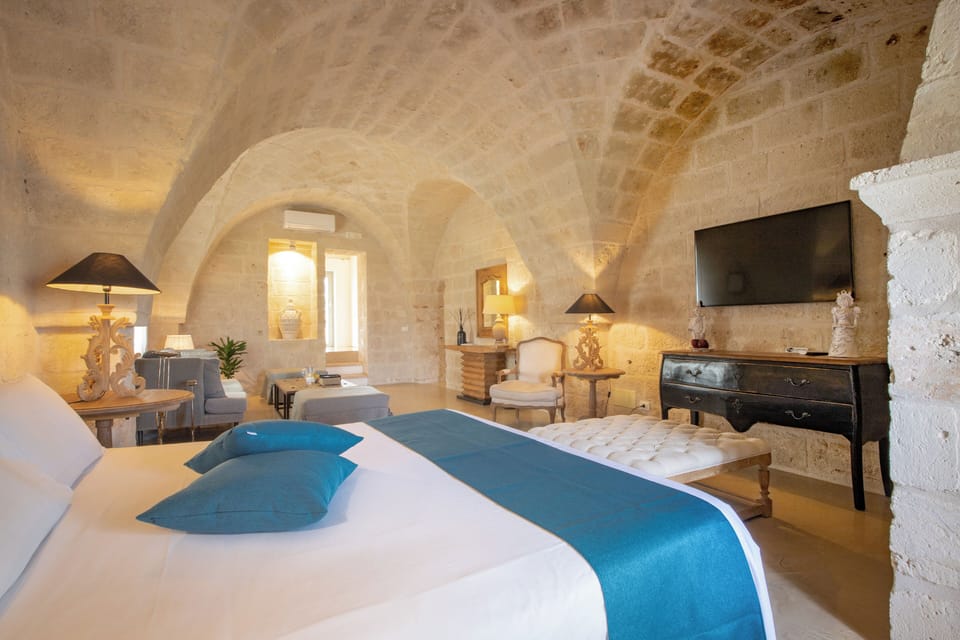 Deluxe Suite | Premium bedding, memory foam beds, minibar, cribs (surcharge)