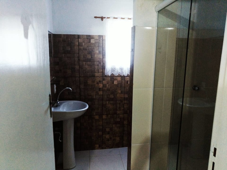 Shower, free toiletries, towels