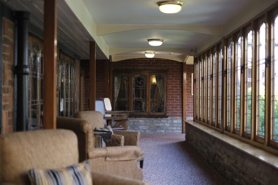 Breakfast, lunch, dinner served; British cuisine 