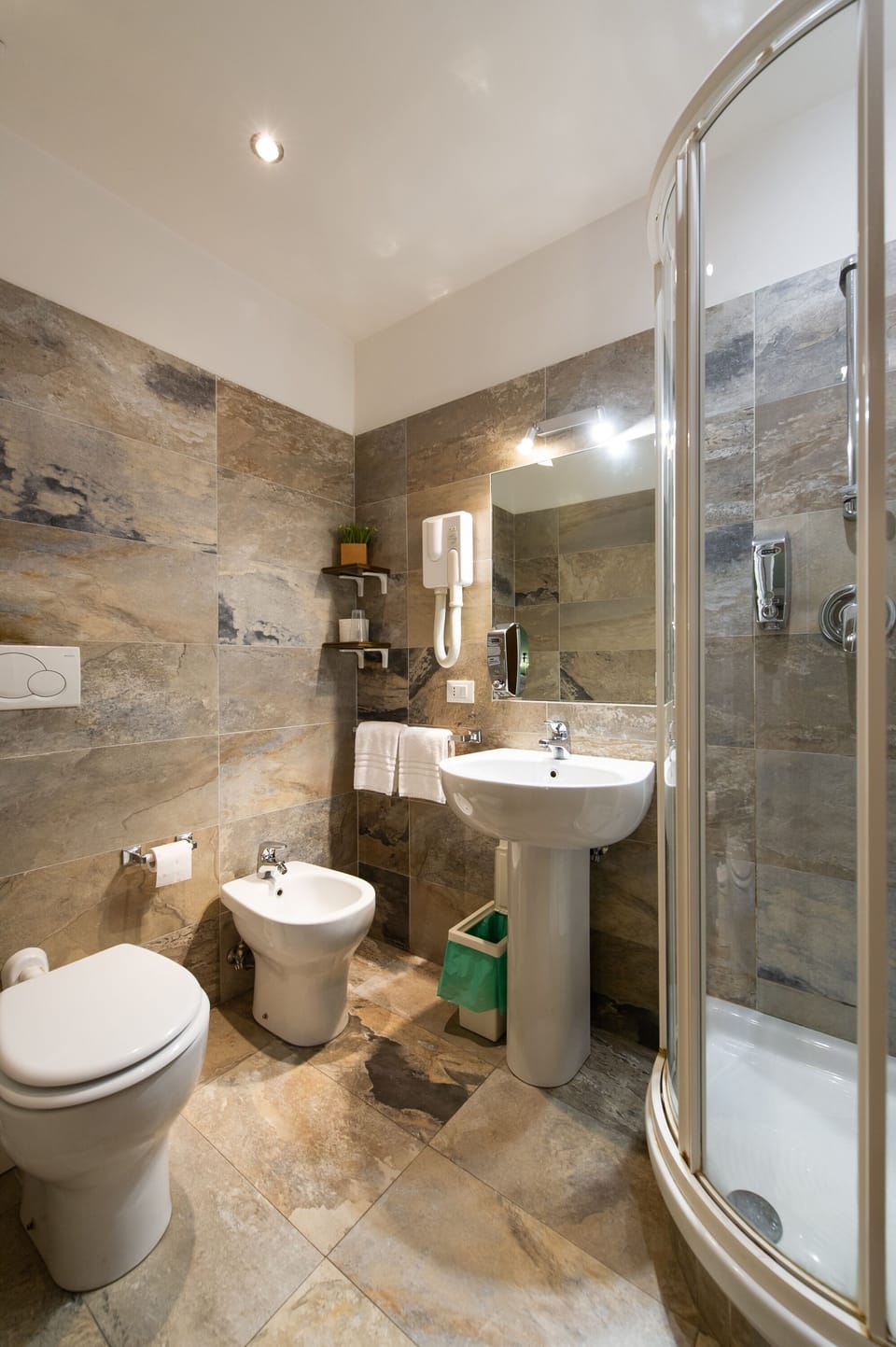 Standard Double Room | Bathroom | Shower, free toiletries, hair dryer, bidet
