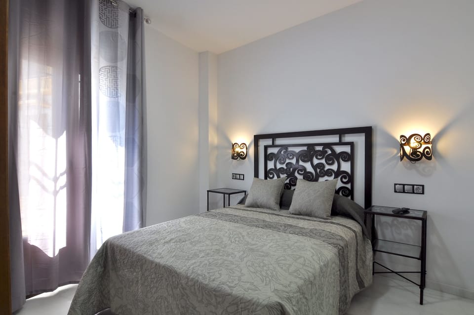 Double Room | Desk, blackout drapes, soundproofing, cribs/infant beds