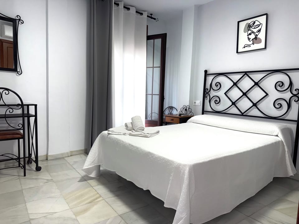 Double Room | Desk, blackout drapes, soundproofing, cribs/infant beds