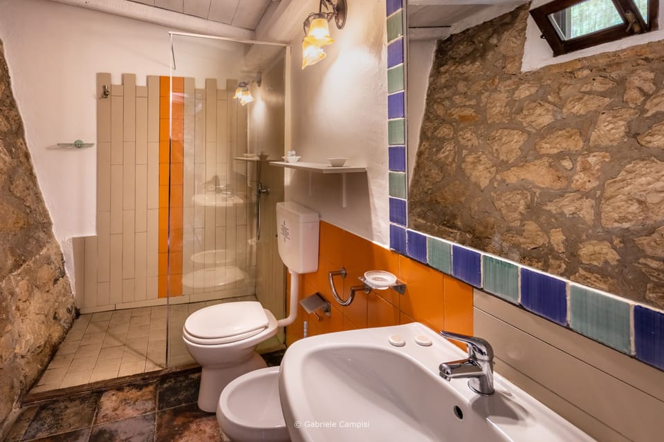 Double Room | Bathroom | Shower, free toiletries, hair dryer, bathrobes