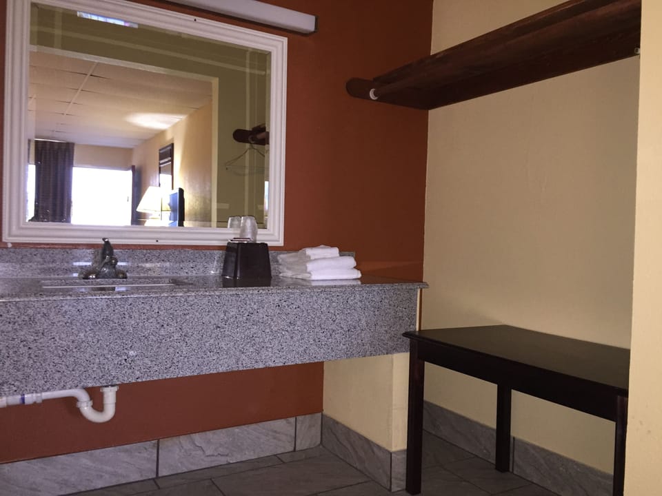 Combined shower/tub, deep soaking tub, free toiletries, towels