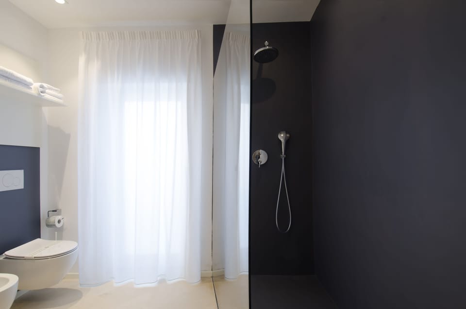 Comfort Double or Twin Room | Bathroom | Shower, free toiletries, hair dryer, bidet