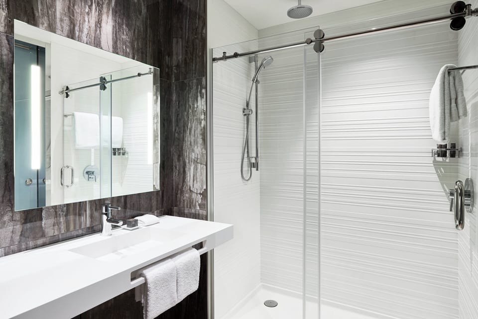 Combined shower/tub, hydromassage showerhead, designer toiletries