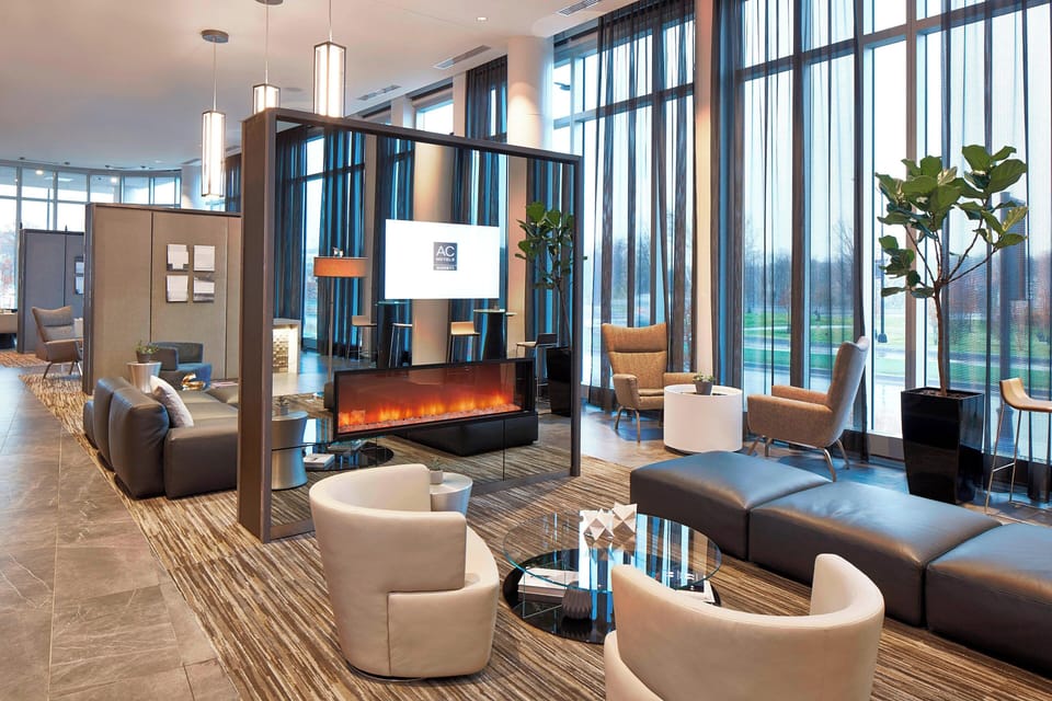 3 bars/lounges