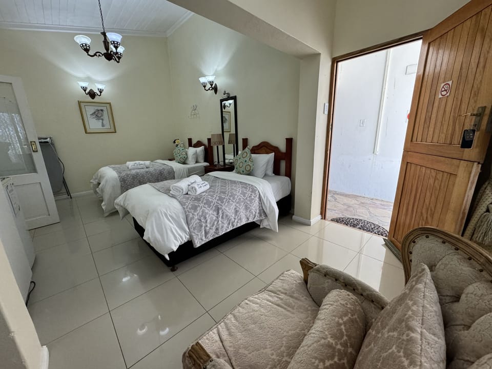 Classic Twin Room, 2 Twin Beds, Non Smoking, Ensuite | Egyptian cotton sheets, premium bedding, Tempur-Pedic beds, minibar