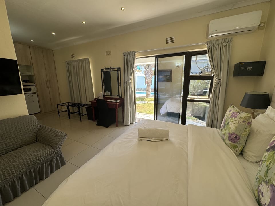 Room, Non Smoking, Ensuite | Egyptian cotton sheets, premium bedding, Tempur-Pedic beds, minibar