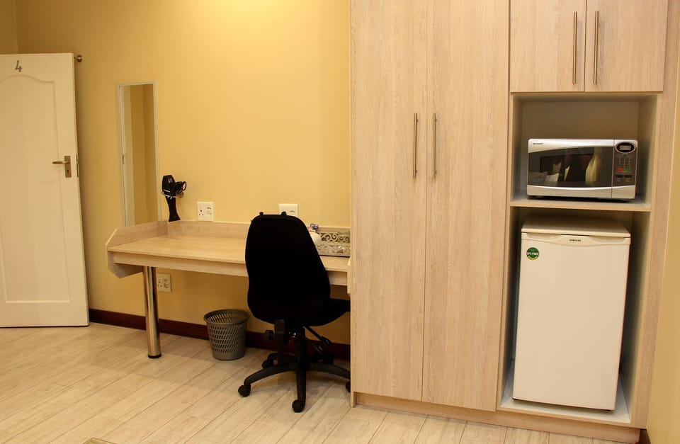 King/Twin Room | In-room safe, desk, iron/ironing board, WiFi (free)