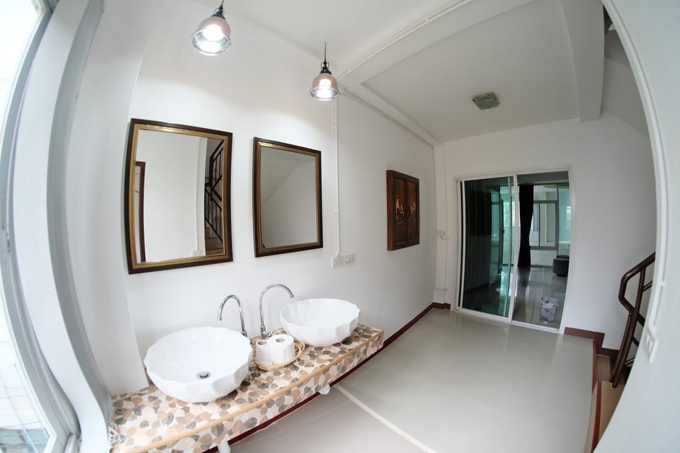Traditional Double Room | Bathroom | Shower, free toiletries, hair dryer, bidet