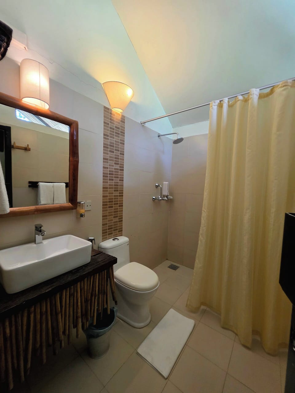 Deluxe Double Room, 1 Queen Bed | Bathroom | Shower, free toiletries, towels