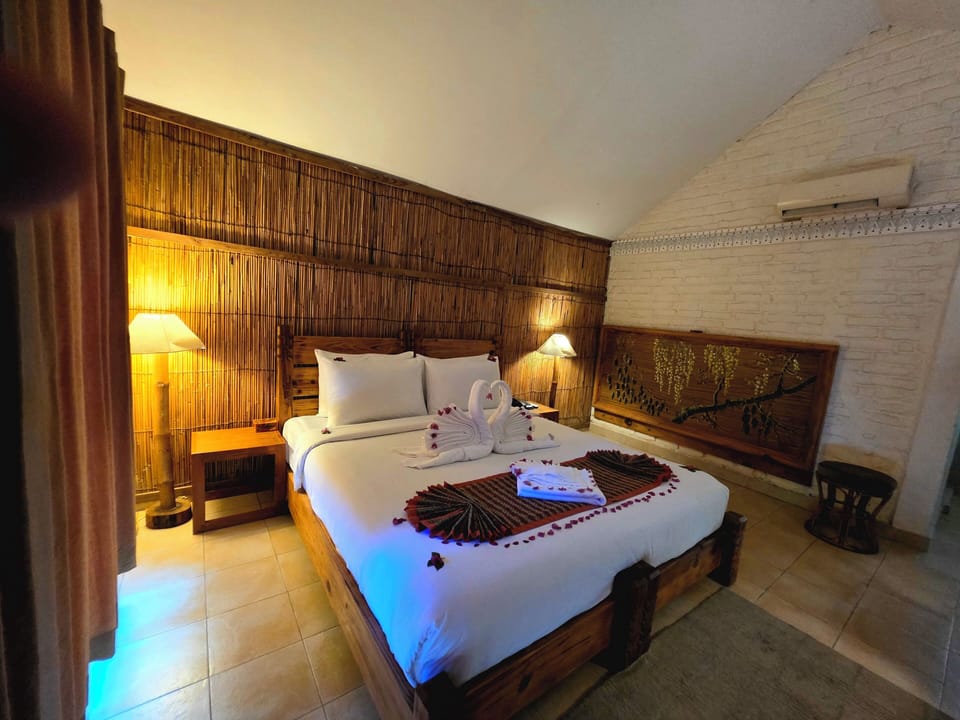 Deluxe Double Room, 1 Queen Bed | In-room safe, desk, iron/ironing board, rollaway beds