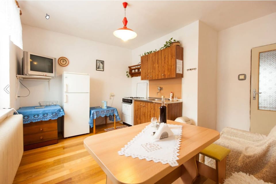 Coffee/tea maker, fridge, microwave
