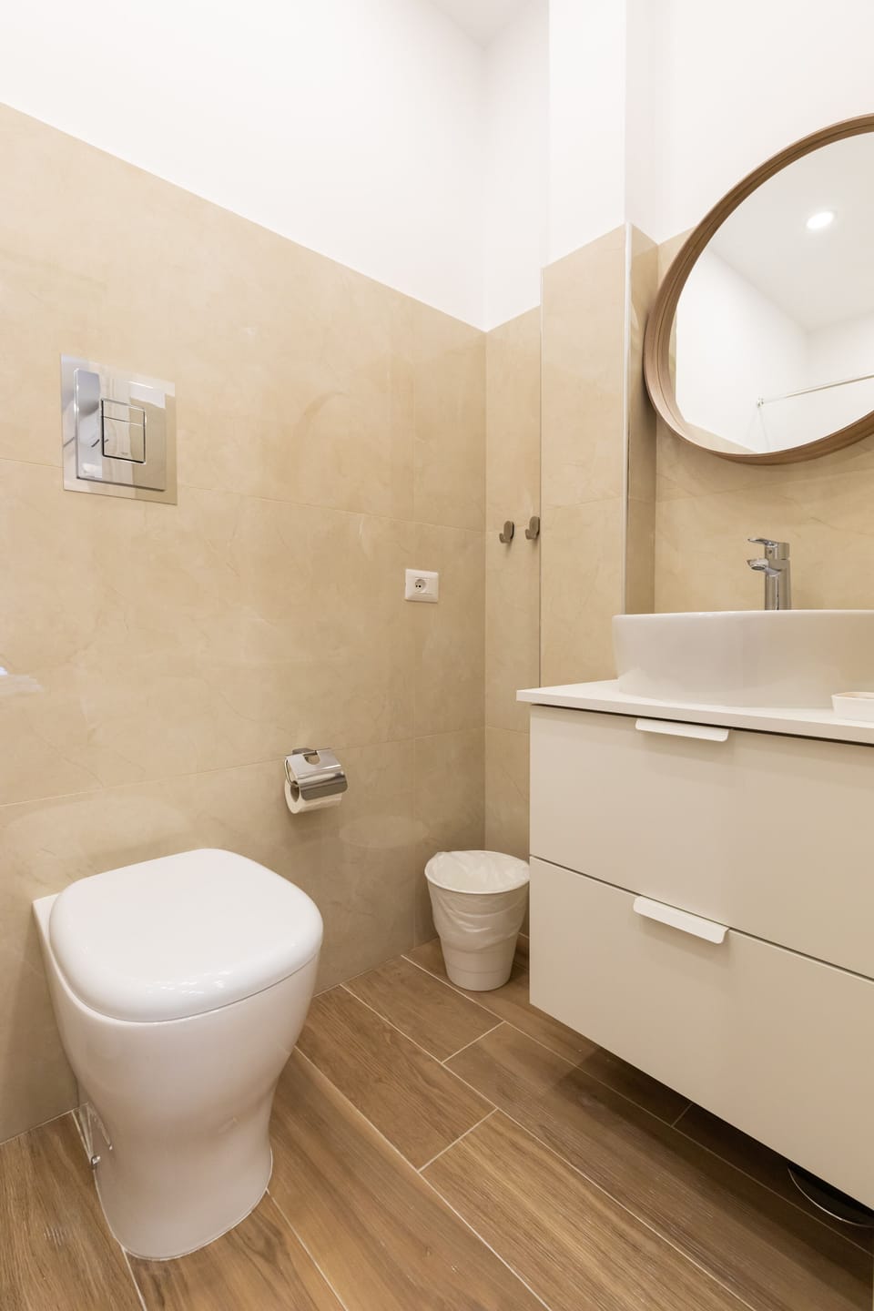 Classic Double Room, Balcony | Bathroom | Shower, free toiletries, hair dryer, bathrobes