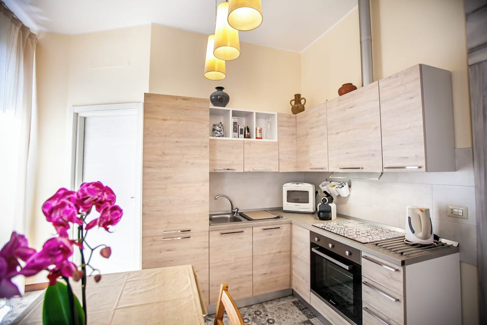 Exclusive Apartment, 1 Bedroom, Lake View | Private kitchen | Full-size fridge, microwave, oven, stovetop