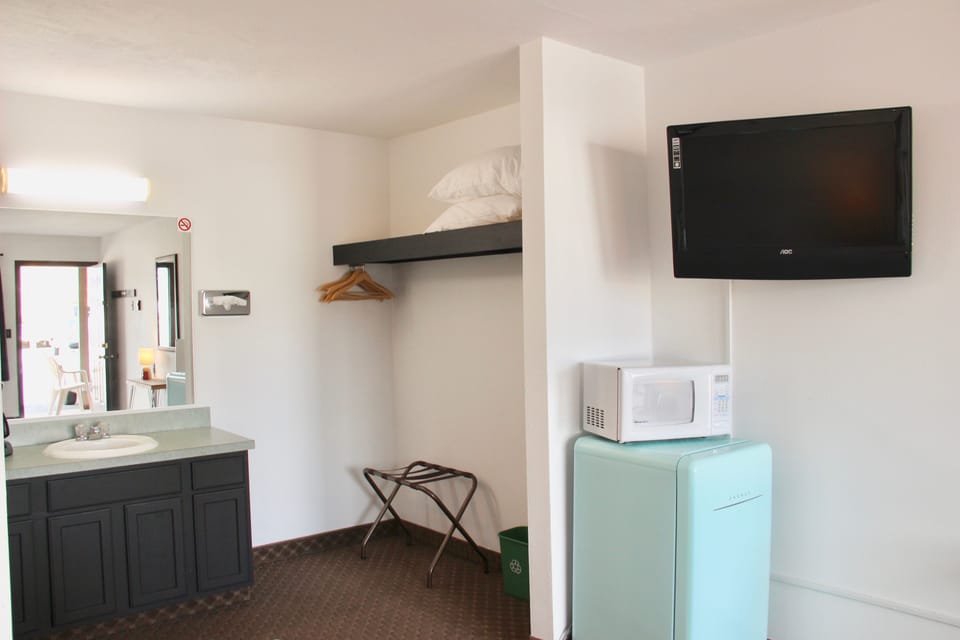 Standard Room, 2 Queen Beds | Premium bedding, rollaway beds, free WiFi, bed sheets