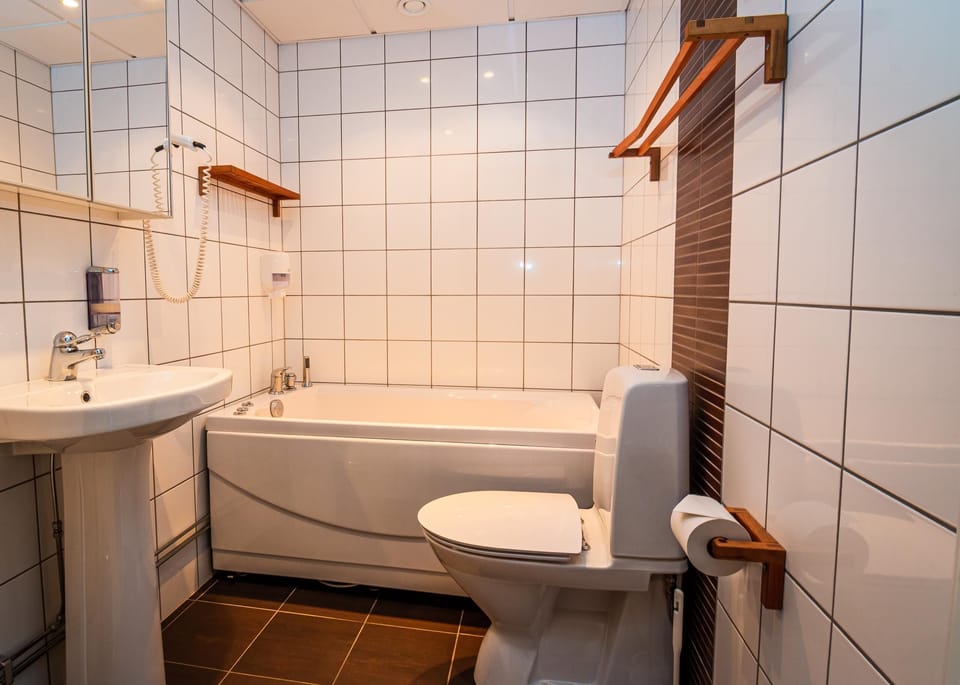 Shower, free toiletries, towels