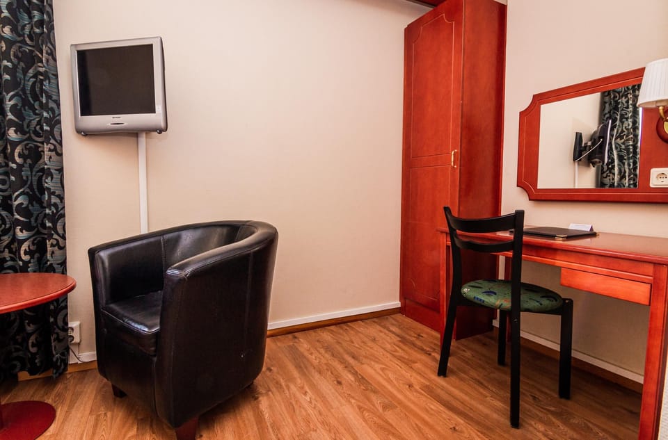 Single Room | Desk, soundproofing, bed sheets