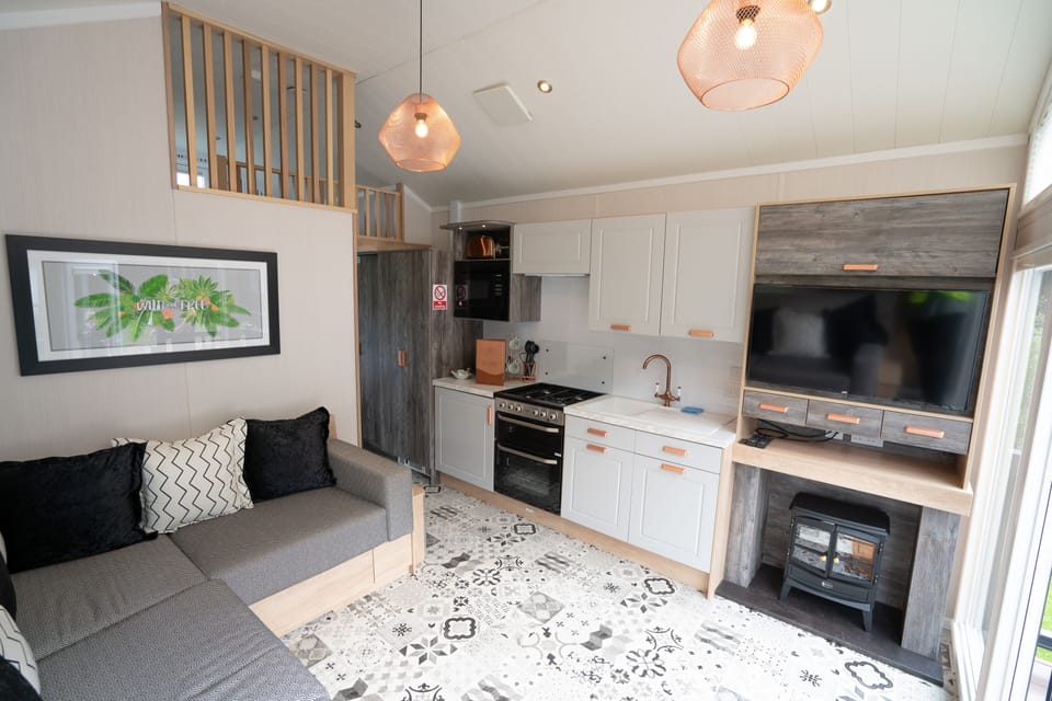 Deluxe Cabin | Living area | 32-inch flat-screen TV with digital channels, TV