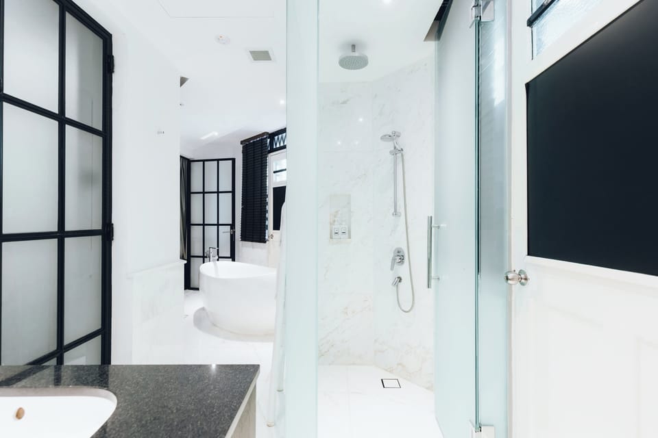 Suite (NuVe) | Bathroom | Shower, hydromassage showerhead, free toiletries, hair dryer