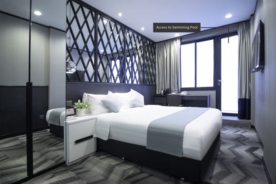 Deluxe Queen Pool Access | Minibar (free items), in-room safe, soundproofing