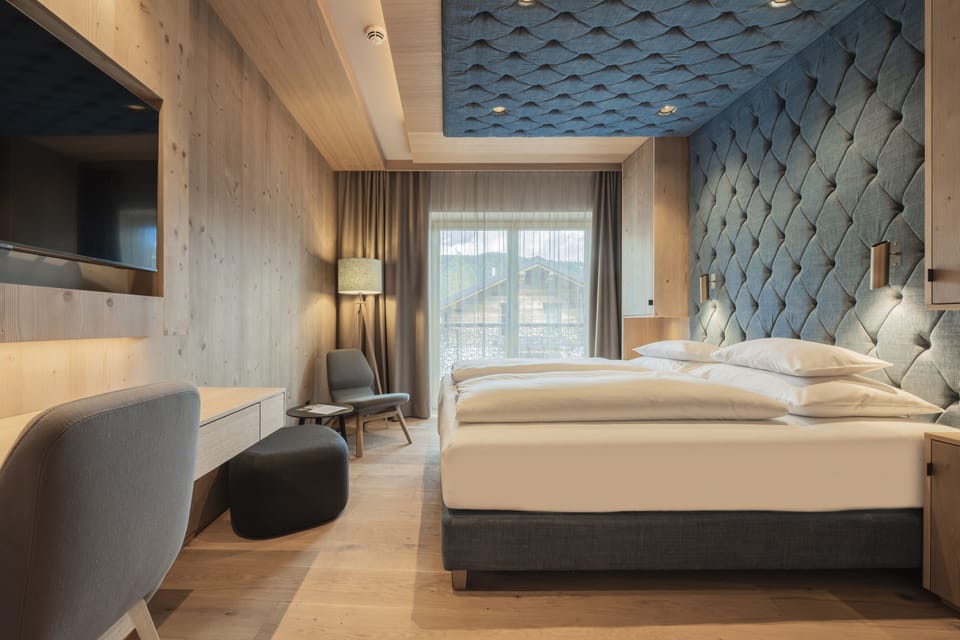Junior Studio Suite, Mountain View | Hypo-allergenic bedding, in-room safe, desk, free WiFi