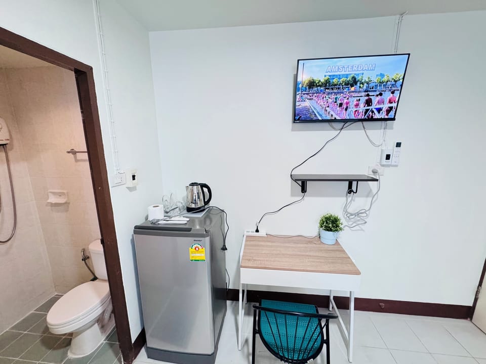 Basic Room | Bathroom | Shower, free toiletries, towels