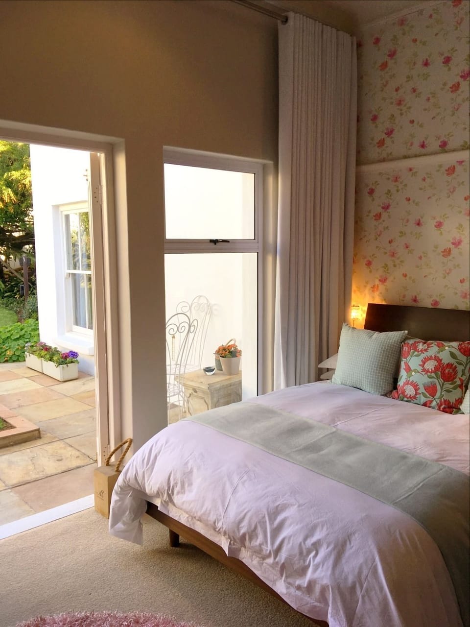 Egyptian cotton sheets, premium bedding, minibar, individually decorated