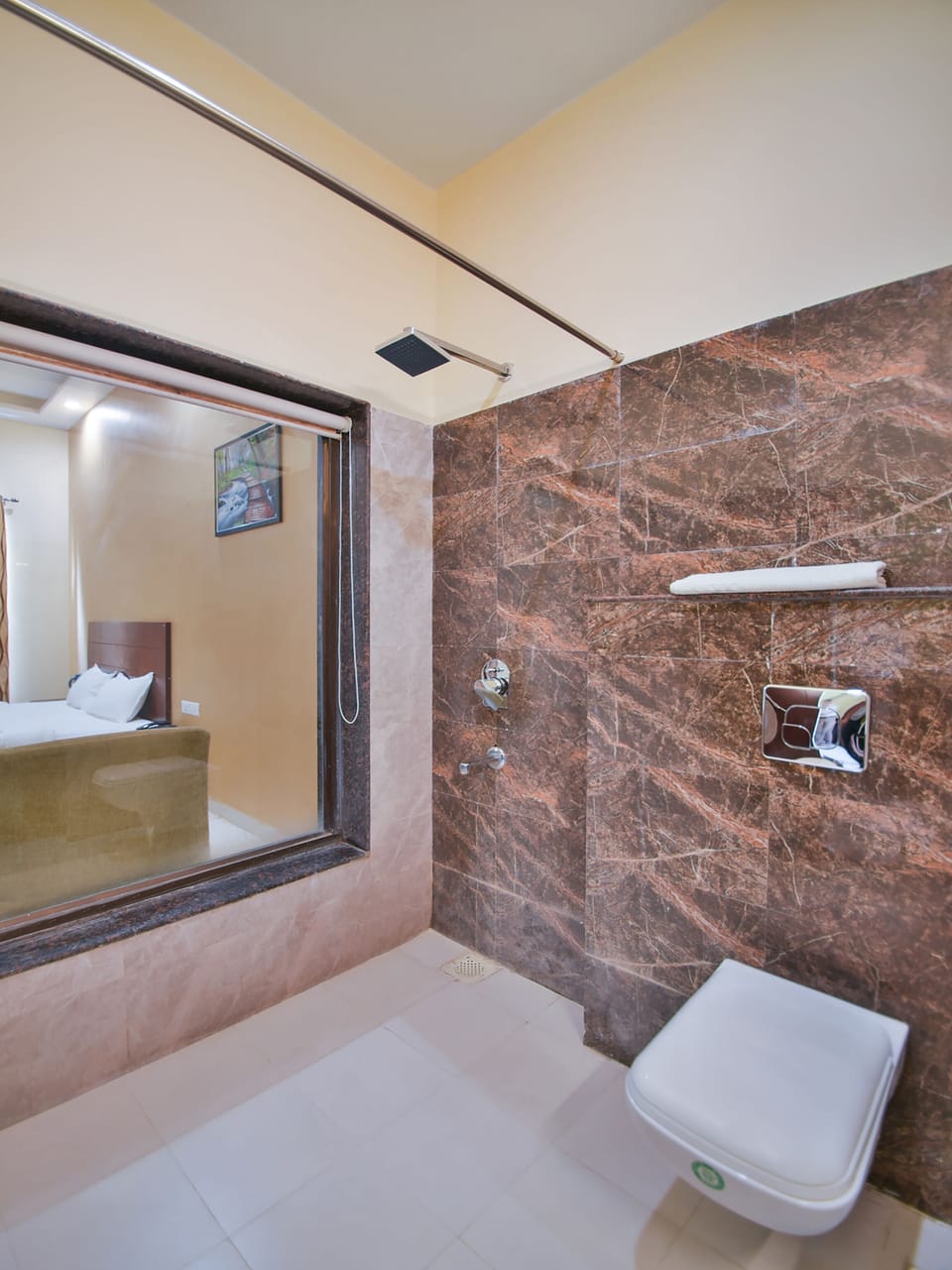 Shower, free toiletries, towels